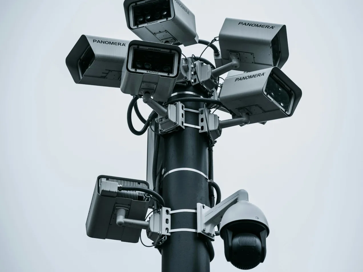 Kamery monitoringu CCTV na słupie stosowane w systemach zabezpieczeń i nadzoru MBJ Grupa